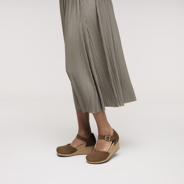 Mary Warm Dark Tea Wedge