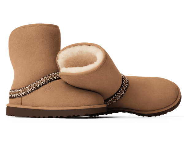 UGG® Classic Short Crescent Chestnut