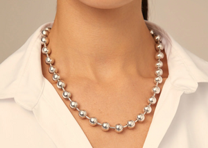 Short beaded necklace with padlock (SILVER)